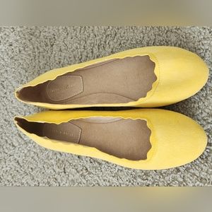 Kelly & Katie Weslyne Womens Size 8.5 M Yellow suede Slip On Ballet Flats Shoes